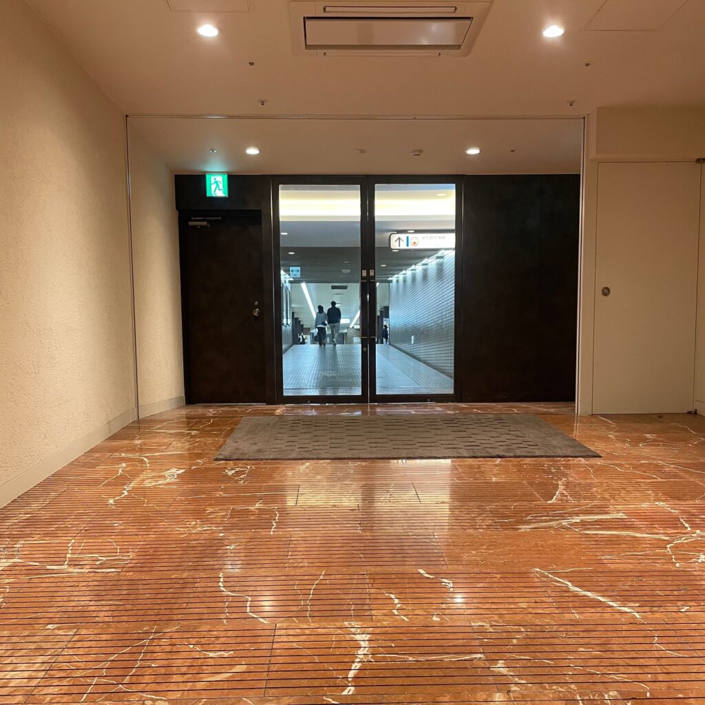 ホテル地下出口写真