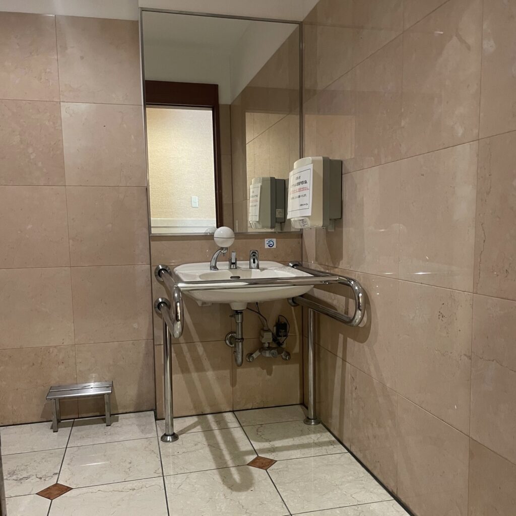 2Fロビー多目的トイレ写真2