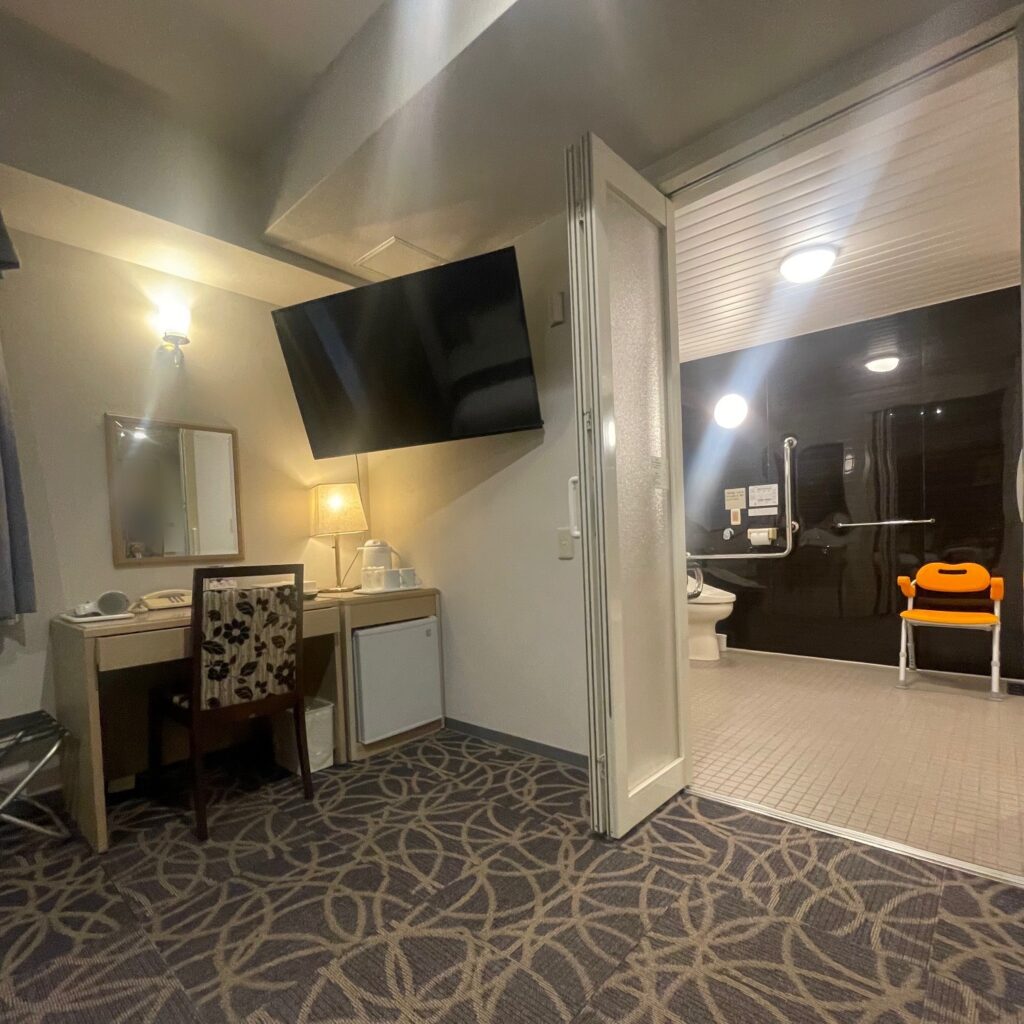 テレビ、バスルーム写真