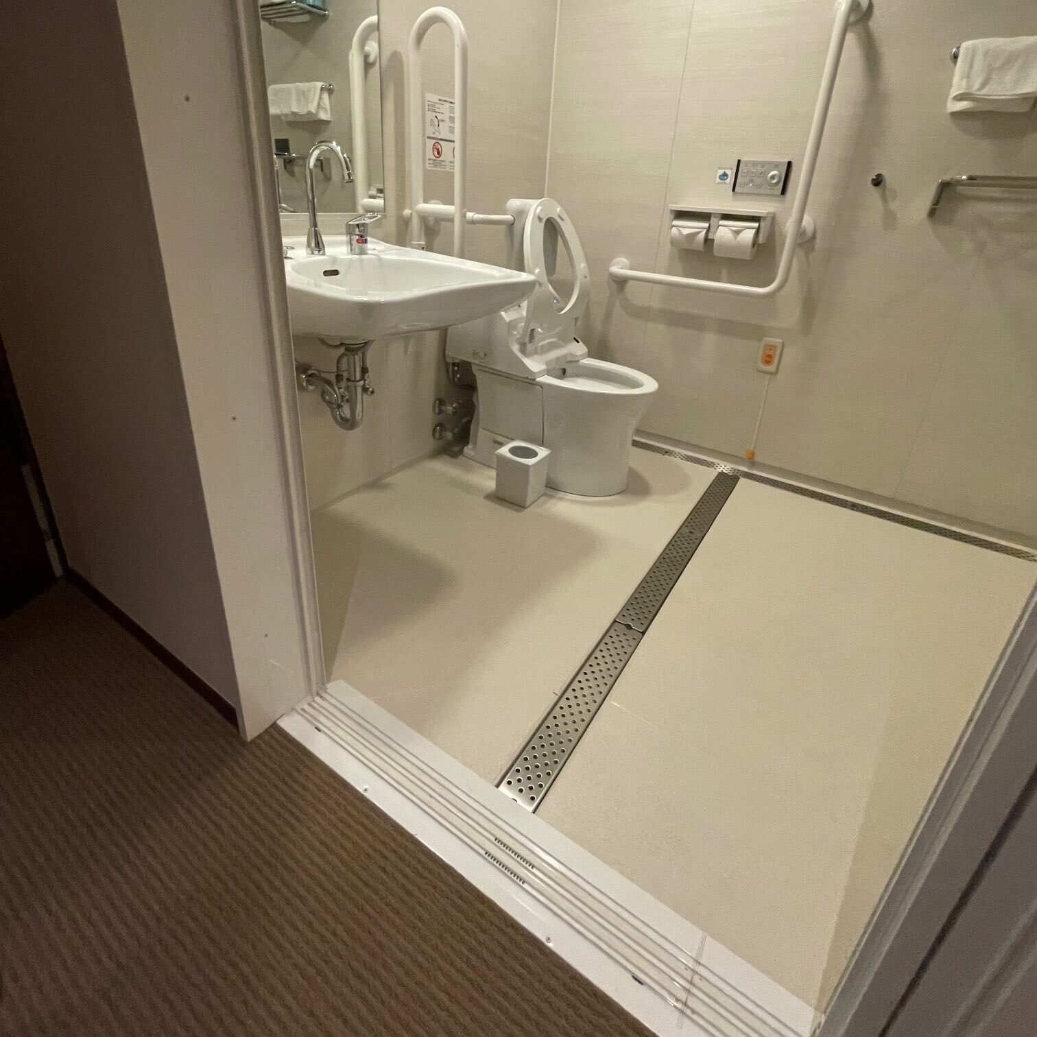 バスルーム入口写真