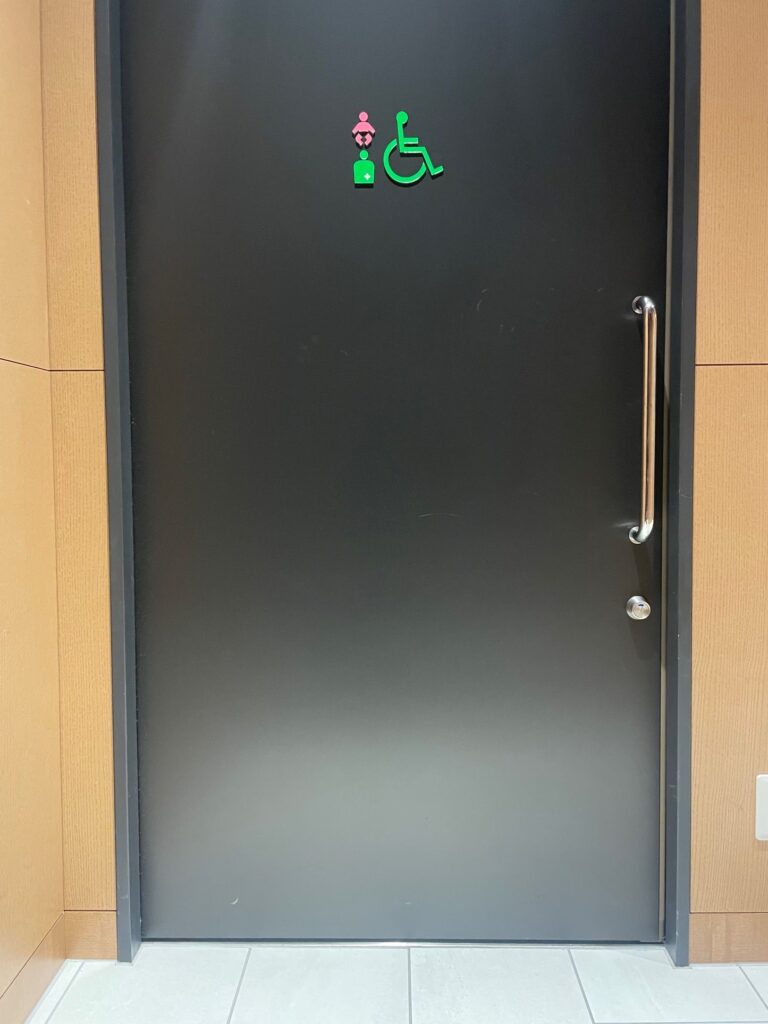 多機能トイレ扉