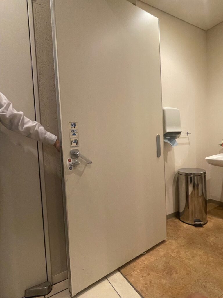 多機能トイレ扉