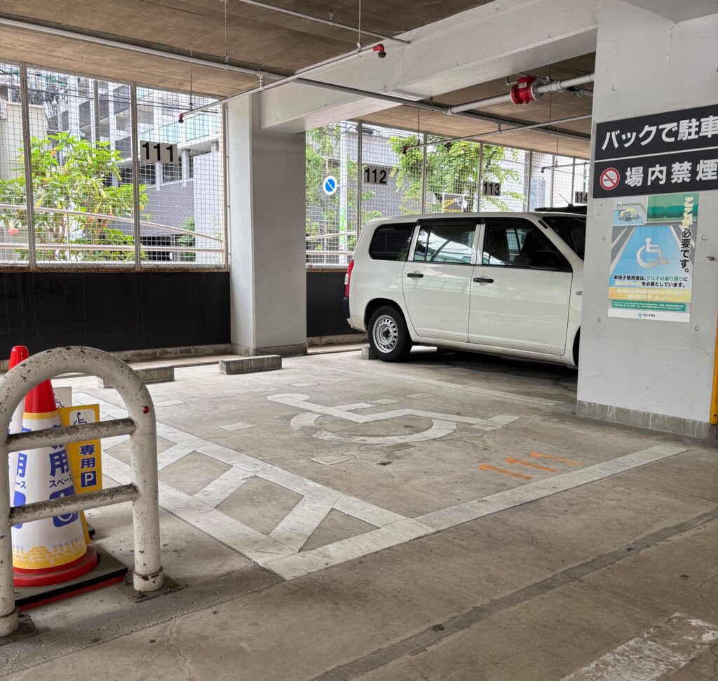 安国駐車場の身障者用スペース