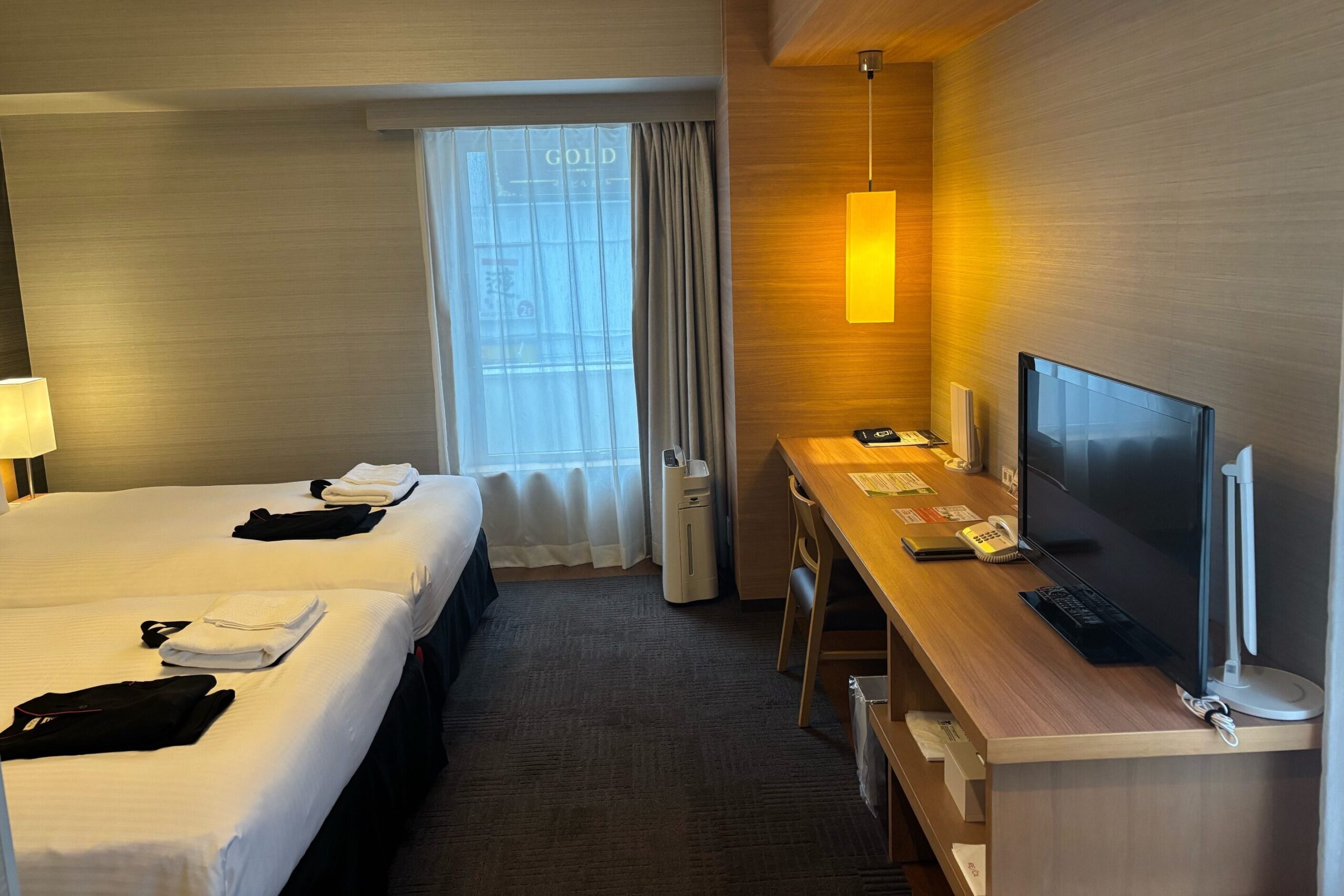 ベッド、テレビ