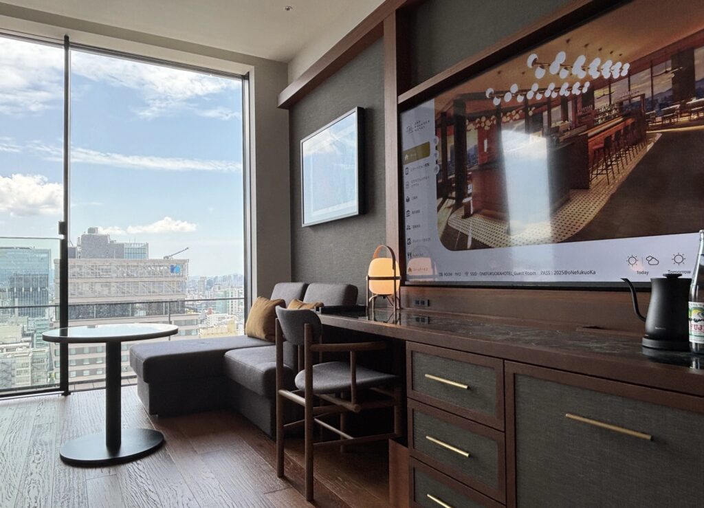 テレビ、デスク