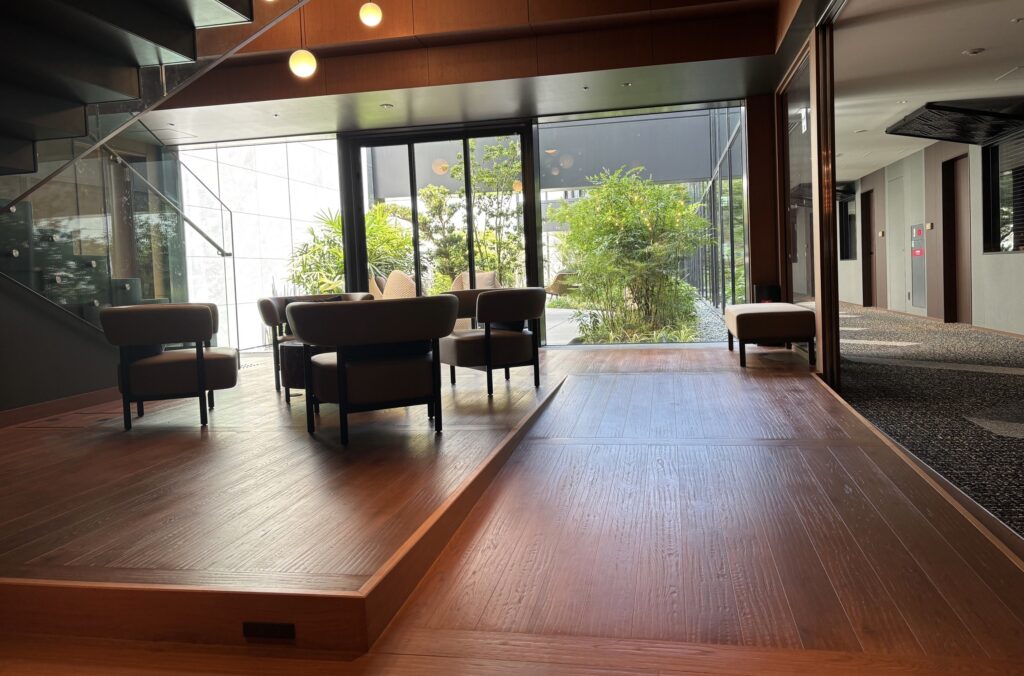 ガーデンテラス手前、スロープ