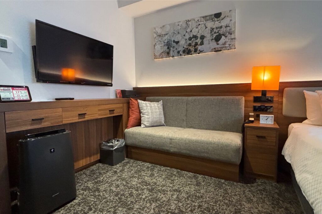 ソファー、テレビ